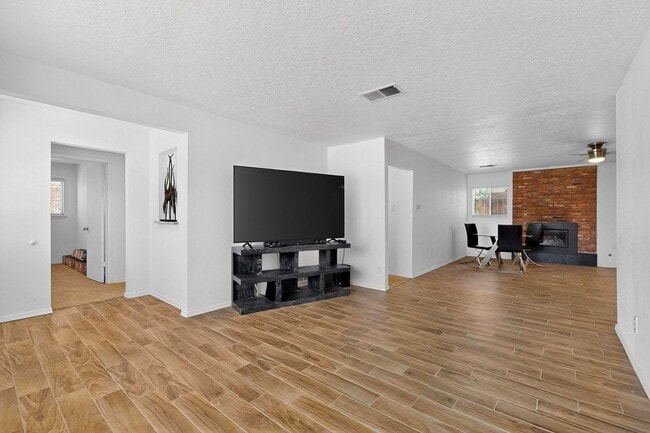 Building Photo - 3 Bedroom 2 Bath with 2 car garage