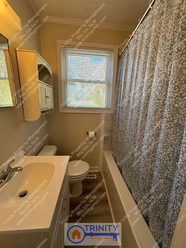 Building Photo - Bright and Sunny 2-bedroom, 1-bathroom Hom...