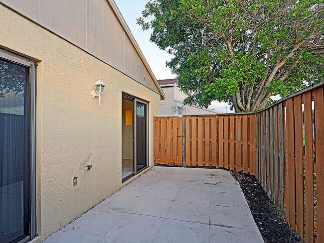 Building Photo - 5264 Cedarbend Dr