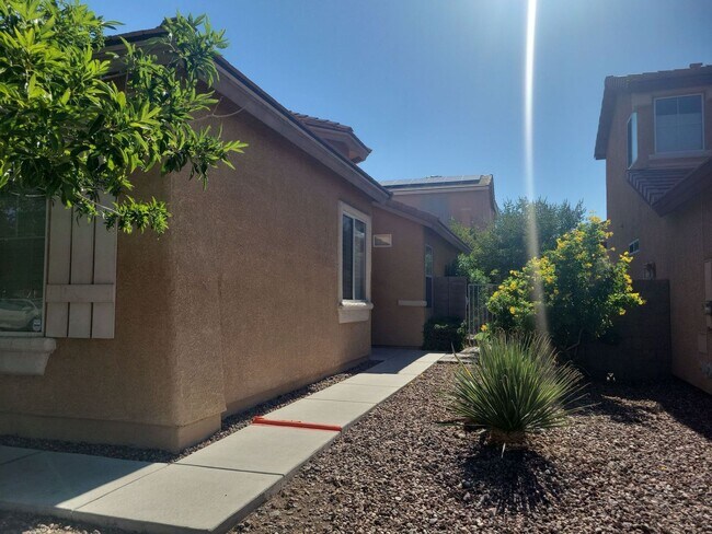 Building Photo - Spacious 3 Bedroom Home with Garage & Soak...