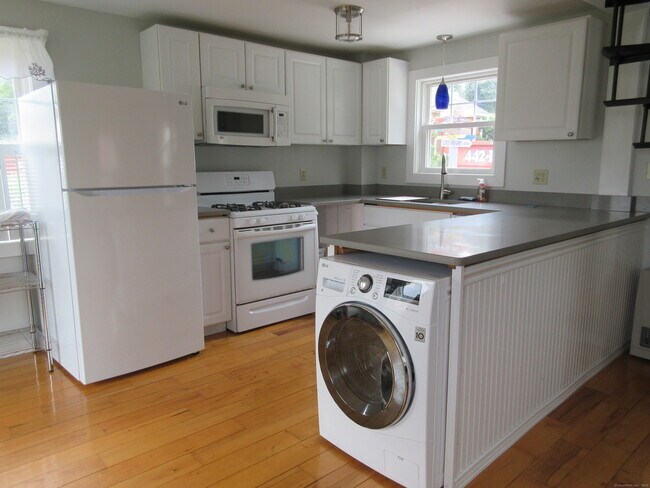 Building Photo - 255 Pequot Ave