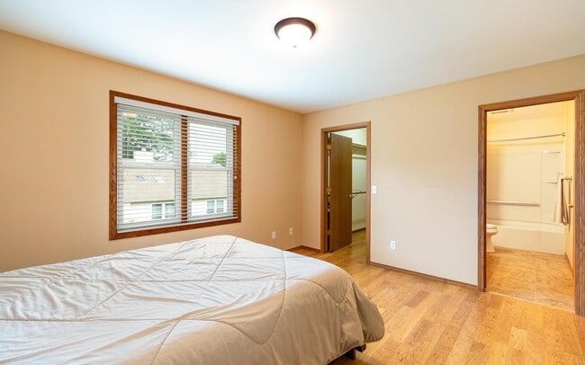 Building Photo - 878 Sky Ridge Dr