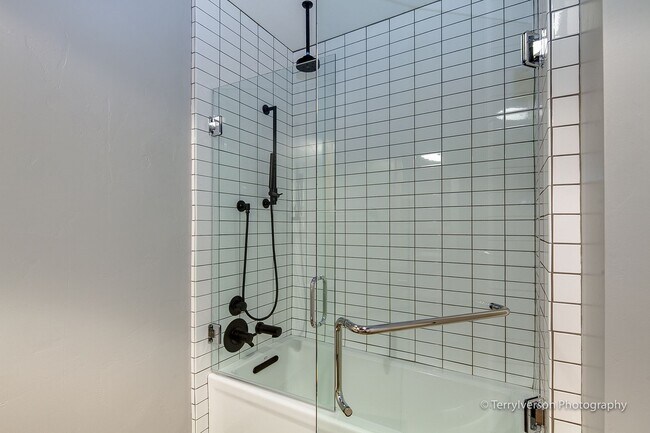 Building Photo - Downtown Living 1 Bed/1 Bath Apartment - S...
