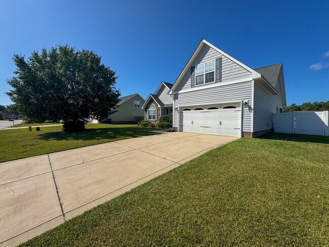 Building Photo - Charming 3 Bed 2 Bath Raeford Home with Fe...