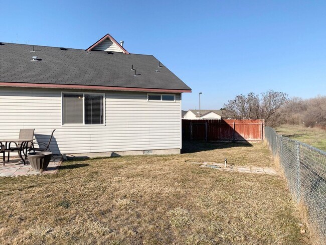 Building Photo - Wonderful Home Next to Nampa's Greenbelt!