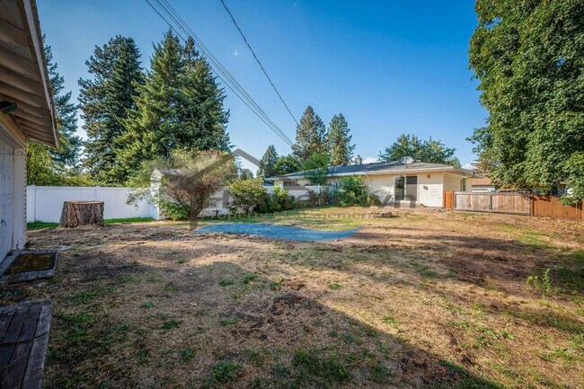 Building Photo - 4 Bedroom 2 Bath Home with 2-Car Detached Garage Available in Hayden, Idaho!