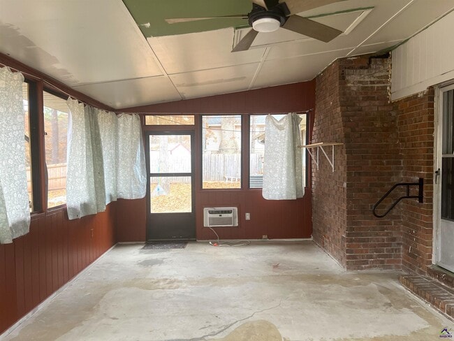 Building Photo - 409 Forest Lake Dr