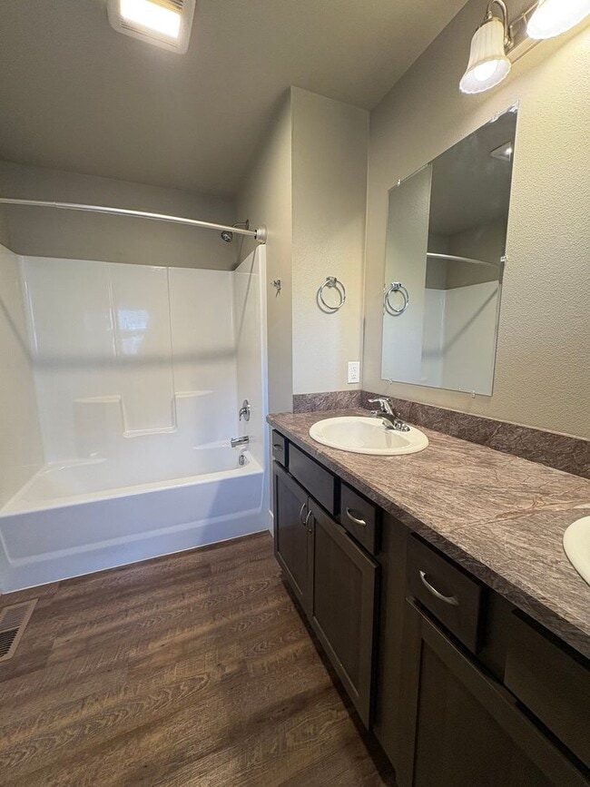 Building Photo - Beautiful 3 Bed Townhome