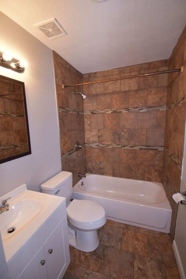 Building Photo - 4 Bedroom Home For Rent Over The River!