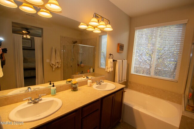 Building Photo - 1056 Crown View Dr