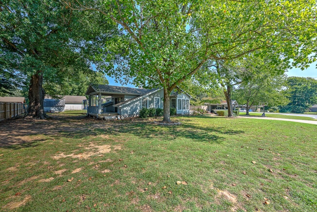 Building Photo - 312 S Dogwood St