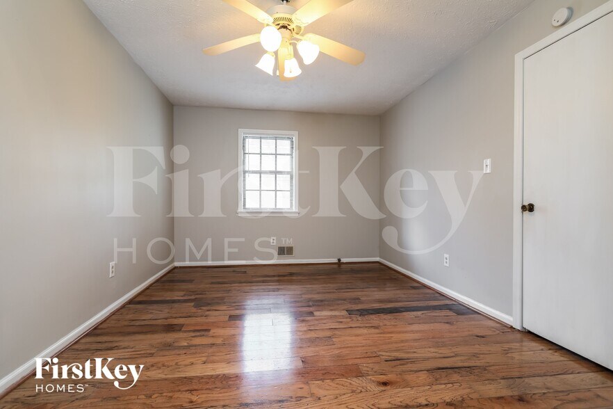 Building Photo - 3704 Newport Dr