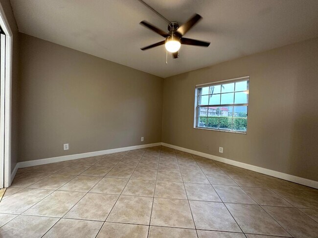 Building Photo - 555 SE 8th St