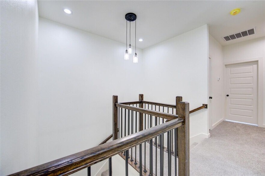 Building Photo - 2919 El Fenice Ln