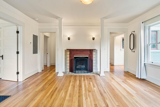 Building Photo - $300 off 1st month! Beautiful 2-bdrm/1-bat...