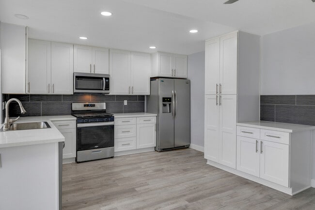 Building Photo - 9994 Parkdale Ave