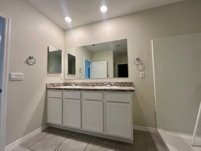 Building Photo - Stunning 4 bed/ 2 bath home!!