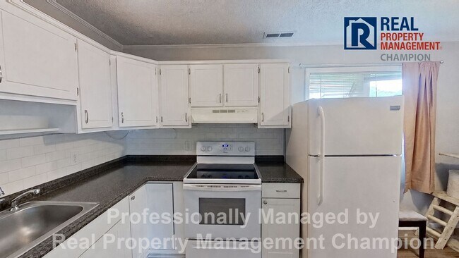 Building Photo - 3 BD/2 BA Home w/Attached Garage on Large Corner Lot w/Fenced Backyard