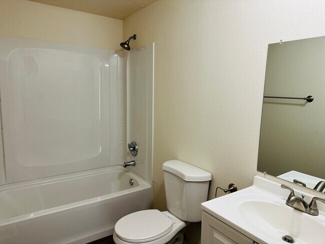 Building Photo - Newly Remodeled Acreage Property