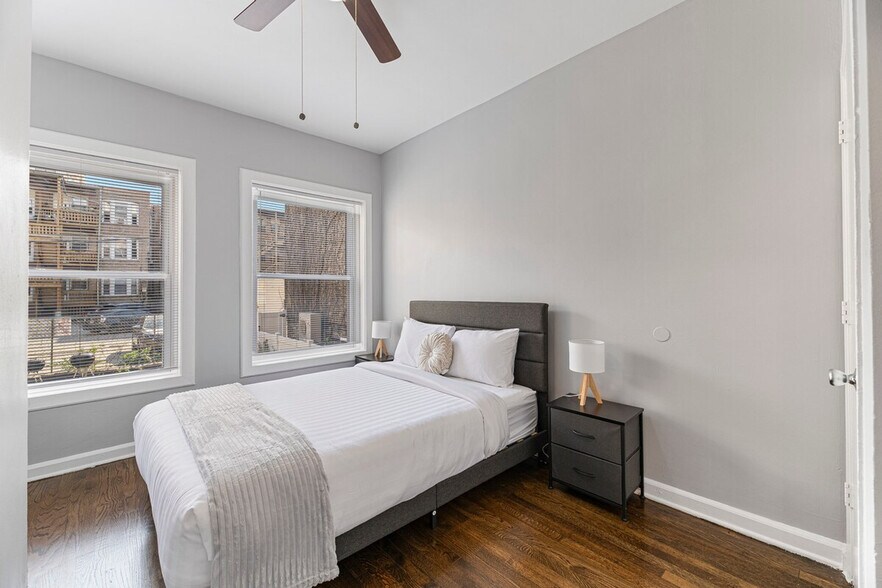 Building Photo - 909 W Agatite Ave