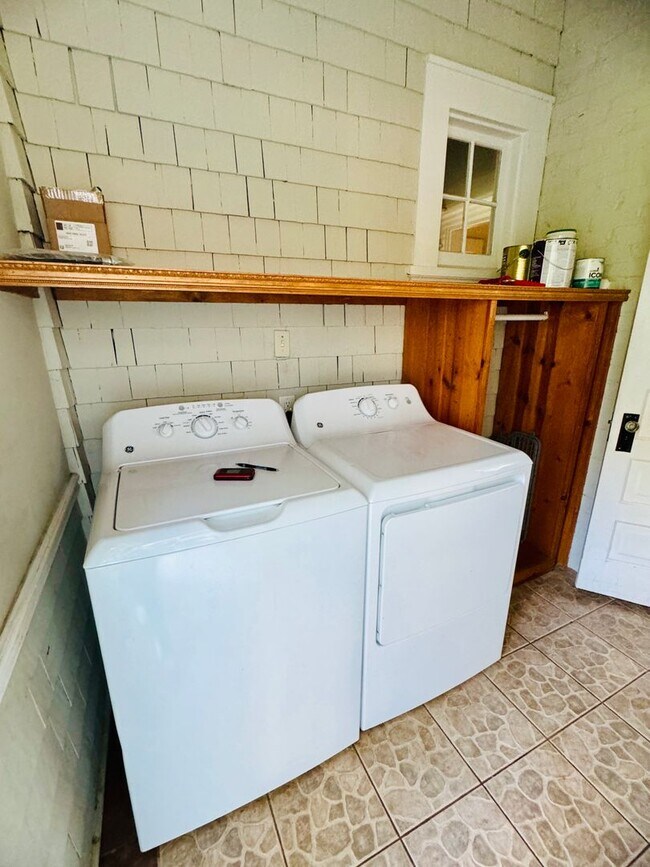 Building Photo - MOVE-IN READY!