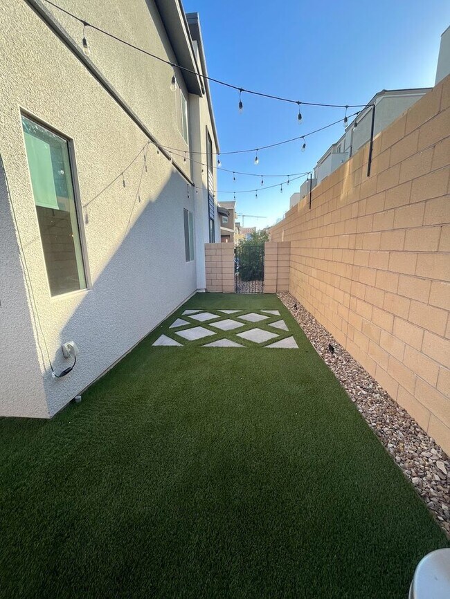 Building Photo - Beautiful 3 Bedroom Townhome in the Southw...
