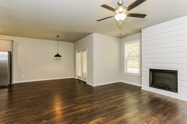 Building Photo - Modern 3-Bedroom Townhome in a Prime Location