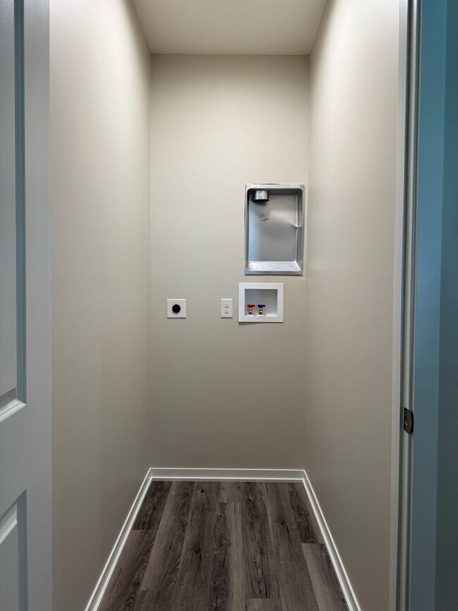 Building Photo - Brand New zero entry 2 bed/2.5 bathroom townhome in SE Lincoln