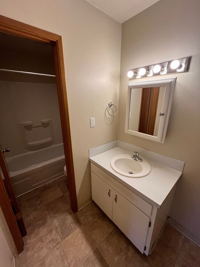 Building Photo - Charming Studio Unit Near Downtown Redmond - The Pines Apartments