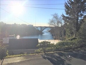 Building Photo - 125 Bay St