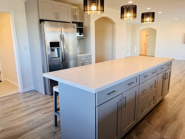 Building Photo - Gorgeous 3 bd, 2.5 ba on 1 acre