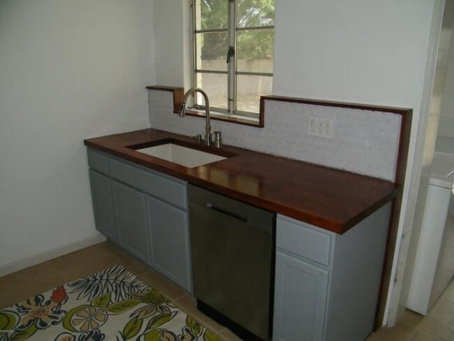 Building Photo - Charming Tucson 3-Bedroom Home with Spacio...