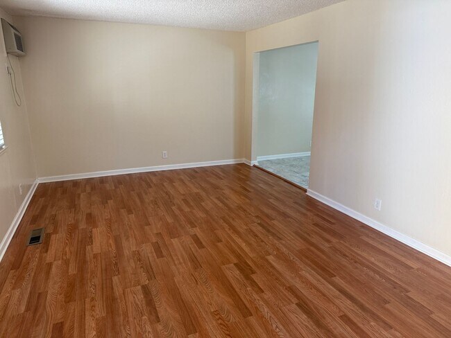 Building Photo - 2225 Hillsborough Ct