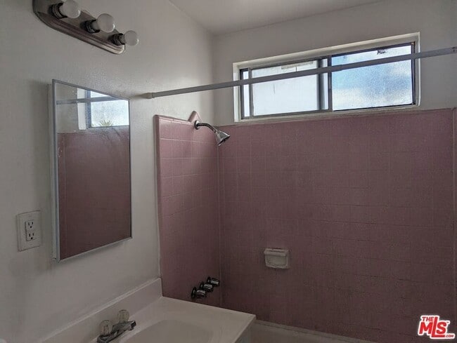 Building Photo - 901 W 64th St