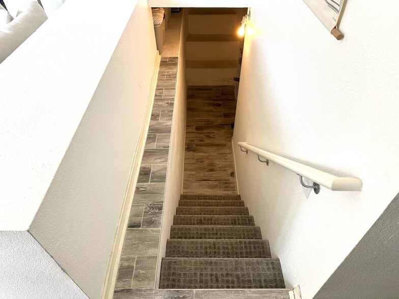 stairs to storage area - 941 W Hawthorn St