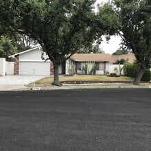 Building Photo - Beautiful 3 Bedroom 2 Bathroom West Hills Home! Great Location! Ready for Move-In!