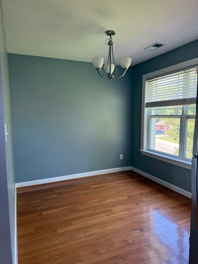 Building Photo - 3BD/3.5 Condo with Garage & Backyard in Shadowlawn! Blocks to the Beach! AVAILABLE NOW!