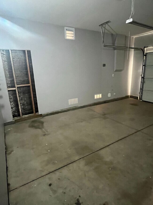 Building Photo - 3 bedroom 2 bath home with large yard available in Adelanto!