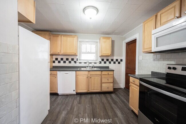 Building Photo - "Charming 2-Bedroom Retreat in Heart of In...