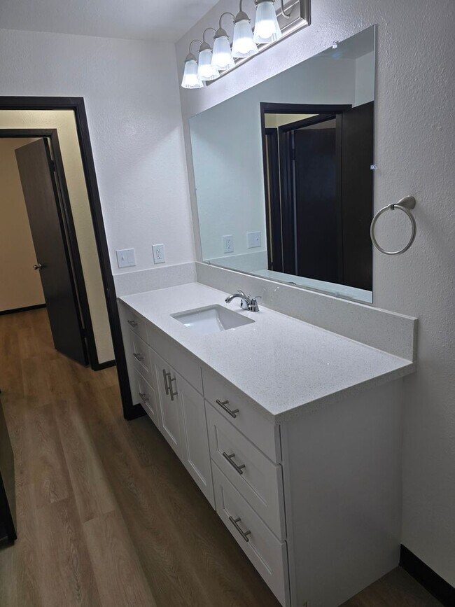 Building Photo - *!~!* WoW *!~!* Absolutely STUNNING Pet Friendly Remodeled 2 Bed Apt. *!~!* wOw *!~!*