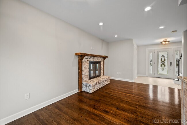 Building Photo - 413 Cheever Ave