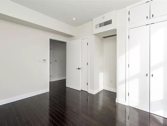 Building Photo - Spacious one bedroom one bathroom