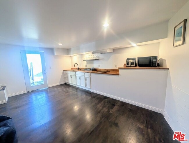 Building Photo - 2977 Seabreeze Dr