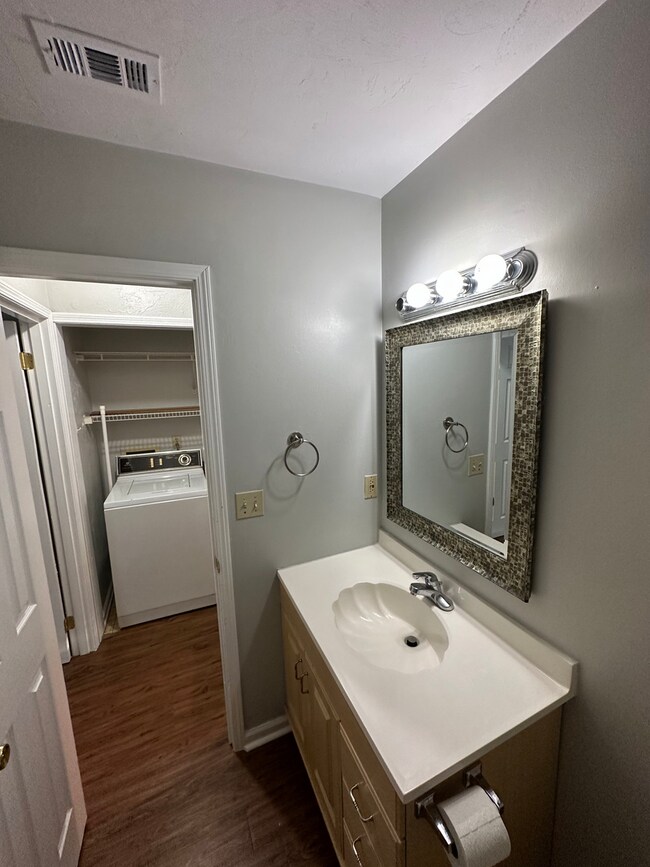 Building Photo - 218-B White Drive - One Bedroom Patio Home