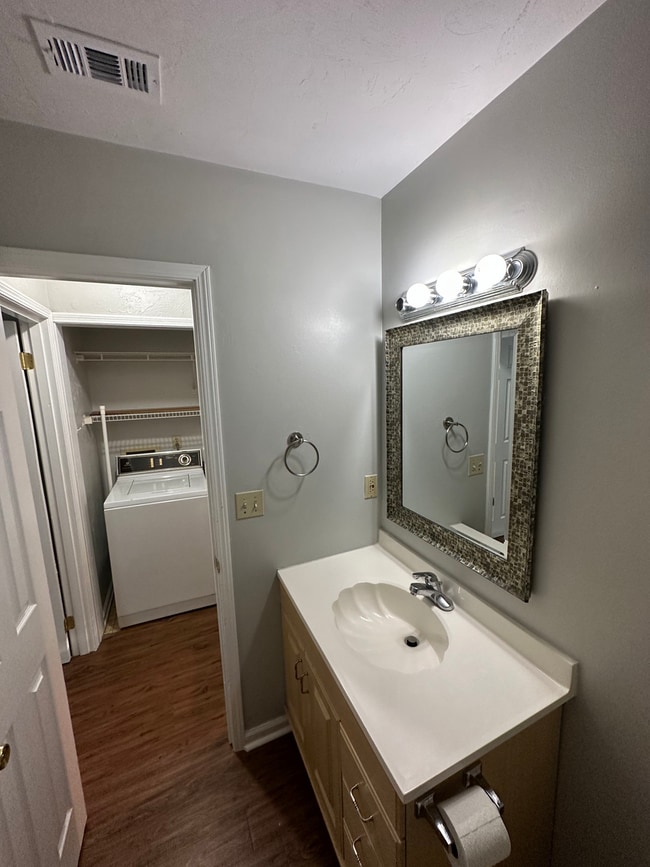 Building Photo - 218 White Dr