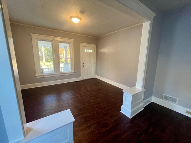 Building Photo - Two Bedroom in Alton