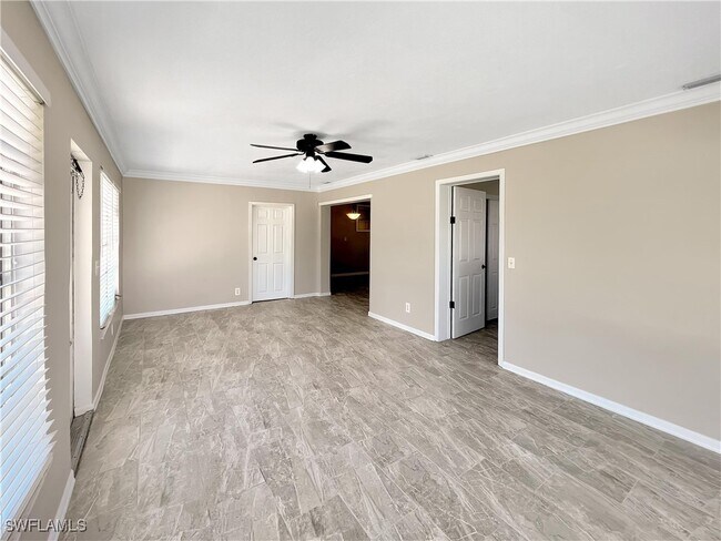 Building Photo - 2210 Parkview Dr