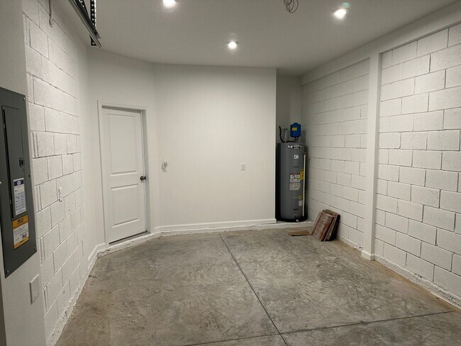 Building Photo - For Rent - 3 BEDROOM 2.5 BATHROOM TOWNHOUS...