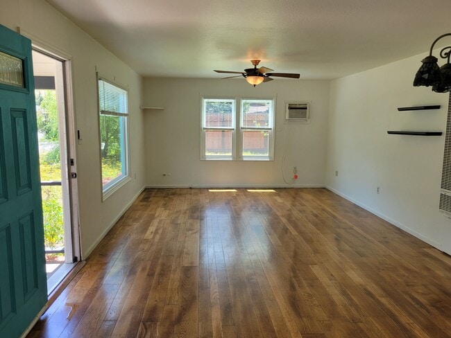 Building Photo - Super Cute Cottage on Large Lot in Quiet Area