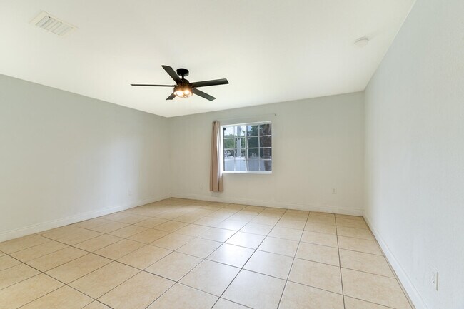 Building Photo - 289 SW 3rd Ct